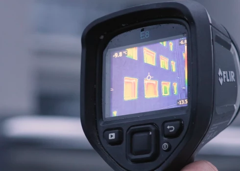 Nozares pirmsākumos 2009. gadā tika izstrādāti vien pāris simti energoefektivitātes sertifikātu, bet tagad to skaits sasniedz aptuveni 9000 gadā, aptverot gan jaunbūves, gan renovētus namus un privātmājas.