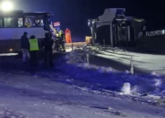 Atklājas jaunas detaļas par avāriju uz Liepājas šosejas: kravas auto, kas sakropļoja autobusa šoferi, vadījis Indijas pilsonis