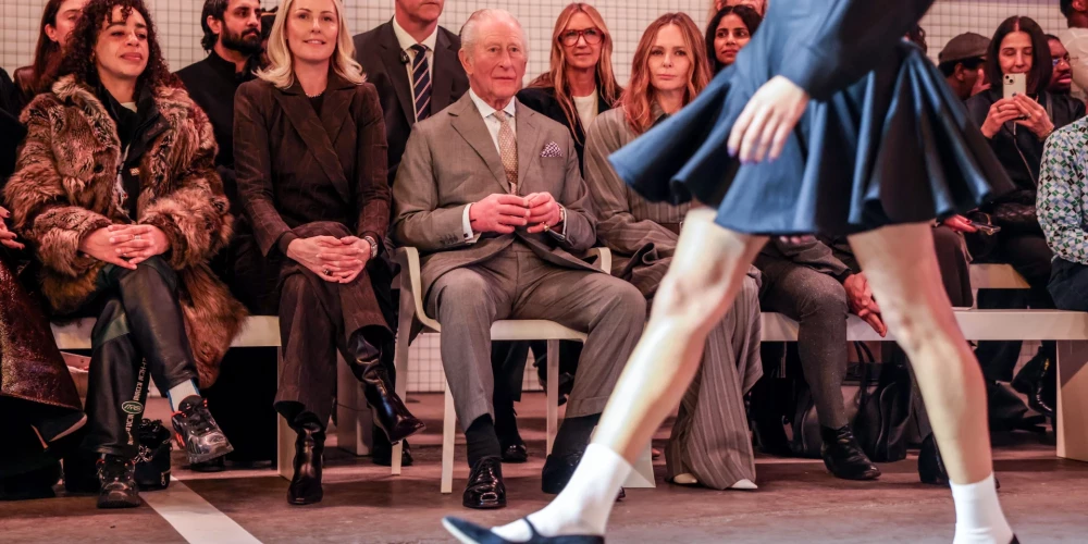 Karalis Čārlzs apmeklēja Londonas modes nedēļas atklāšanas skati.