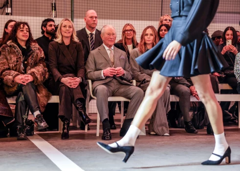 Karalis Čārlzs apmeklēja Londonas modes nedēļas atklāšanas skati.