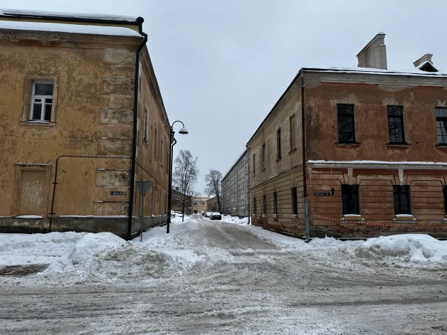 Vēsturiskās ēkas atrodas līdzās padomju laika piecstāvu mājām.