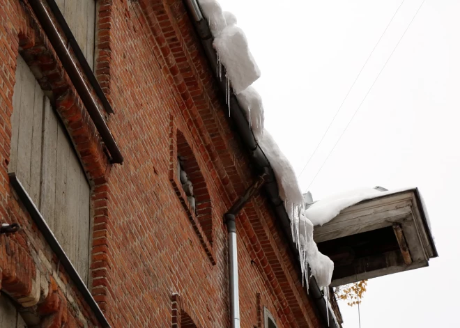 Izplata brīdinājumu gājējiem un autovadītājiem saistībā ar gaidāmajiem laikapstākļiem Rīgā