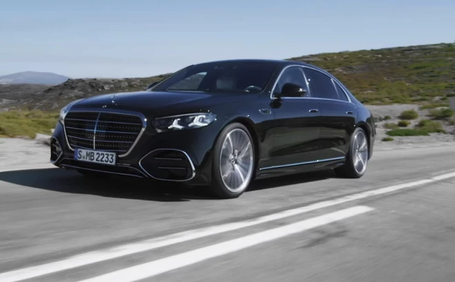 Automašīnā ir uzstādīts superdators, ko vada paša Mercedes-Benz izstrādāta MBOE operētājsistēma.