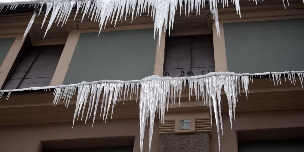 Рига предупреждает о мокром снеге и сосульках.