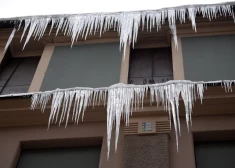 Рижан просят не ходить вплотную к домам: из-за потепления растет риск падения снега и сосулек