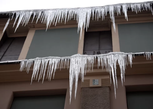 Рига предупреждает о мокром снеге и сосульках.