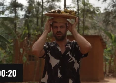 VIDEO: pašmāju slavenības Āfrikā iemēģina spēkus banānu nešanā uz galvas