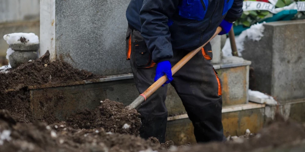 Lielajās pilsētās sāk trūk apbedījuma vietu.