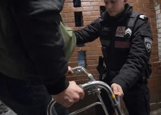 "И это тоже наша работа": в Риге полицейские доставили домой из больницы одинокого мужчину с травмой