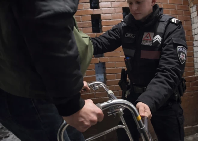 "И это тоже наша работа": в Риге полицейские доставили домой из больницы одинокого мужчину с травмой