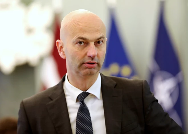 Он сам хотел летать как Макрон и Меркель! Экс-глава Госканцелярии обвинил Кариньша в уходе от ответственности