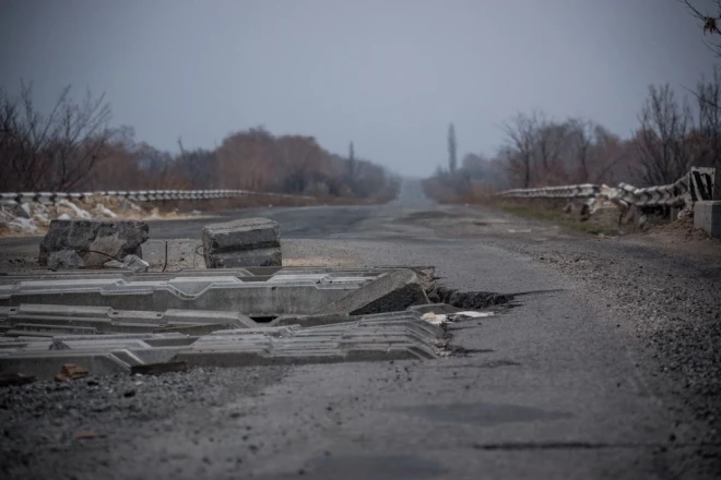 Дороги в Украине разрушены войной.