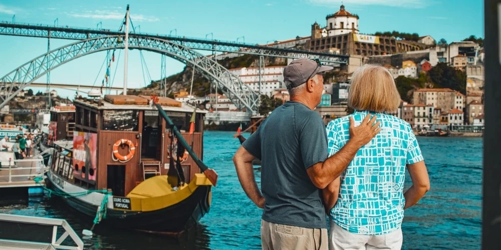 А давай будем жить на этом катере, квартира все равно не светит.