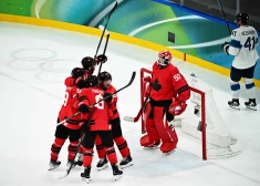 Makinons pēdējā minūtē realizē vairākumu un ieved Kanādas izlasi olimpisko spēļu finālā