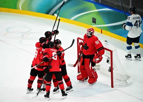 Neitans Makinons pēdējā minūtē realizē vairākumu un ieved Kanādas izlasi olimpisko spēļu finālā