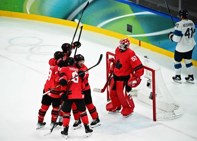Makinons pēdējā minūtē realizē vairākumu un ieved Kanādas izlasi olimpisko spēļu finālā