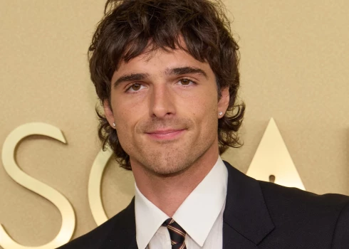 Džeikobs Elordi nominēts “Oskara” balvai kā Labākais otrā plāna aktieris par darbu filmā “Frankenšteins”. Savu vizuālo dotumu dēļ viņš atzīts par Z paaudzes lielāko elku un baumo, ka varētu kļūt arī par nākamo Džeimsu Bondu.