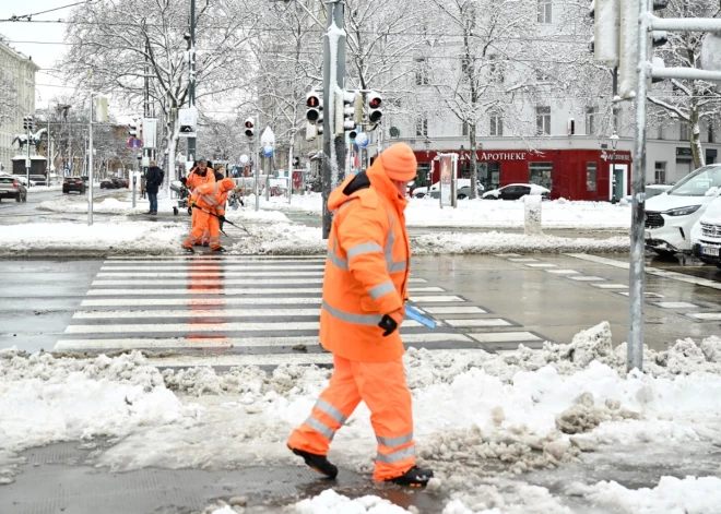Austriju skāris spēcīgs sniegputenis; miruši četri cilvēki