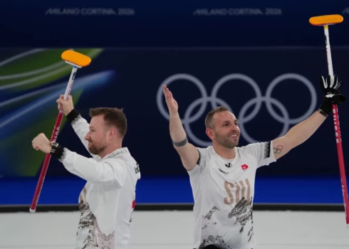 Šveices kērlingisti izcīna bronzas medaļas.