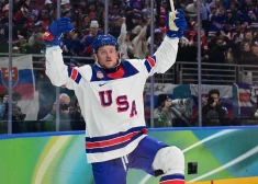 ASV hokejisti kļūst par kanādiešu pretiniekiem olimpisko spēļu finālā