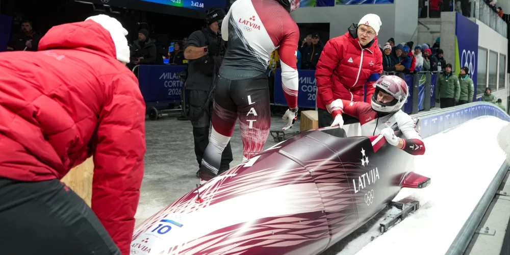 Latvijas bobslejisti Jēkabs Kalenda un Matīss Miknis bobsleja divnieku sacensībās Kortīnas bobsleja, skeletona un kamaniņu trasē 2026. gada Milānas un Kortīnas ziemas olimpiskajās spēlēs Itālijā.