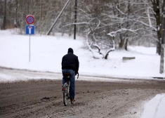 Latvijā autoceļi daudzviet sestdienas rītā ir slideni un sniegoti