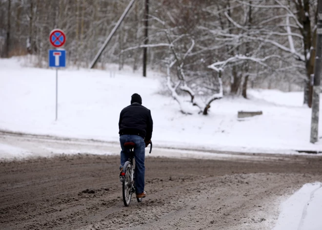 Latvijā autoceļi daudzviet sestdienas rītā ir slideni un sniegoti