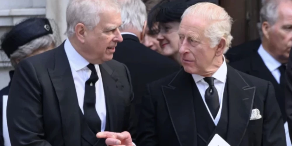 Karalis Čārlzs III (no labās) jau ir atņēmis savam jaunākajam brālim Endrū visus titulus un padzinis viņu no mājām Vindzorā.