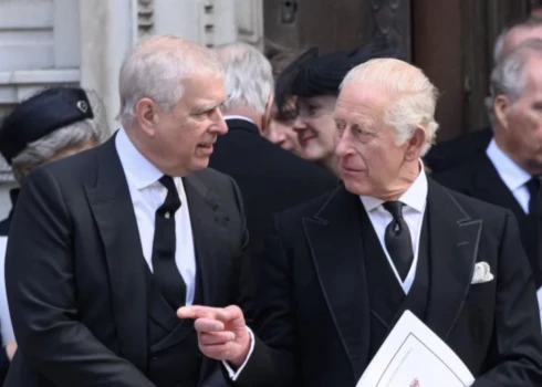 Karalis Čārlzs III (no labās) jau ir atņēmis savam jaunākajam brālim Endrū visus titulus un padzinis viņu no mājām Vindzorā.