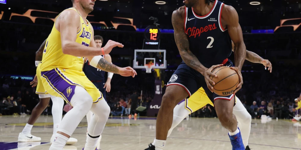 Luka Dončičs aizsardzībā pret Kavai Leonardu.