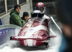Kalendas bobsleja četriniekam desmitā vieta pēc olimpisko spēļu pirmā brauciena