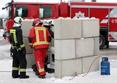 Rīgā kādas administratīvās ēkas pagrabā aizdegusies muca ar litija baterijām