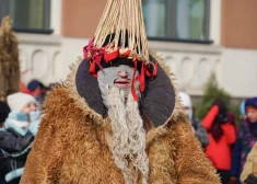FOTO: Vecrīgā ar biedējošām maskām svin Meteņus
