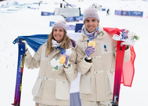 Finālā francūži Emīlija Aropa un Tibo Anselmē distanci veica 26 minūtēs un 57,44 sekundēs.