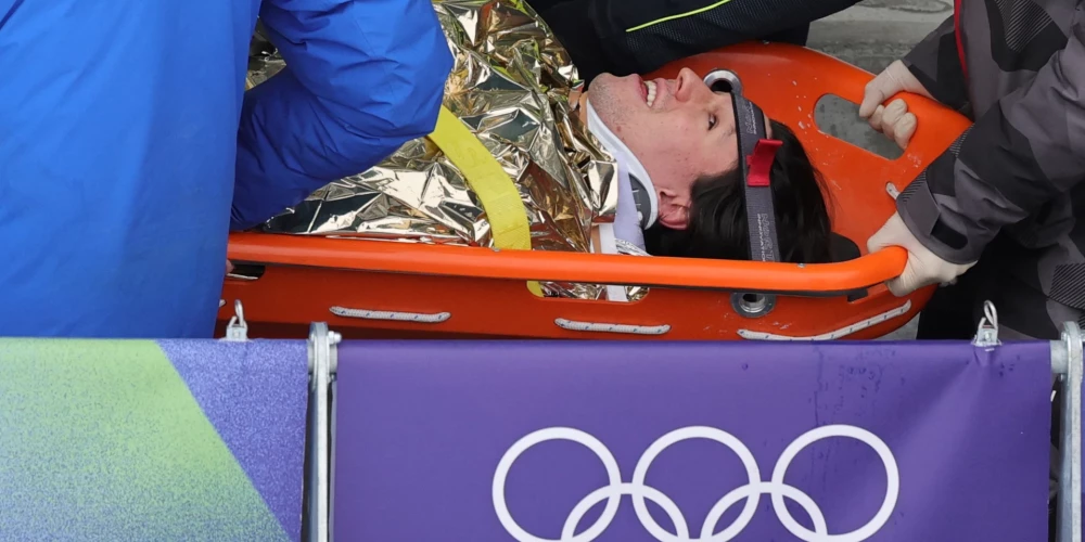 Austrietis Jakobs Mandlbauers pēc piedzīvotā kritiena ar sāpēm kaklā nogādāts slimnīcā.