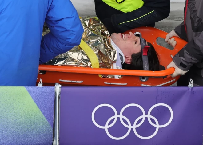Šausmas olimpiādes bobsleja trasē - trīs komandas piedzīvo nopietnus kritienus. VIDEO