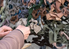 Жители Адажского края встречаются раз в неделю, чтобы необычным способом помочь украинским военным