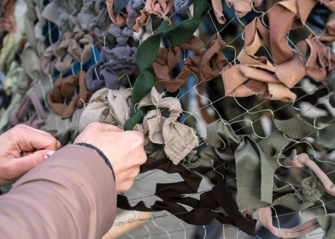 Жители Адажского края встречаются раз в неделю, чтобы необычным способом помочь украинским военным