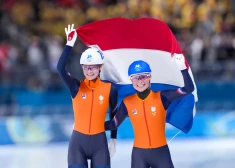 Ātrslidošanā masu startā zeltu izcīna Nīderlandes sportisti
