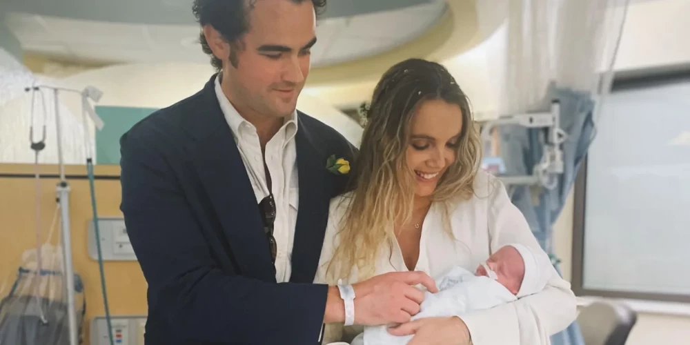 Mūziķi Isi Ferisa un Ārčijs Silvestrs dēlu nosaukuši par Lakiju jeb Laimīgo.