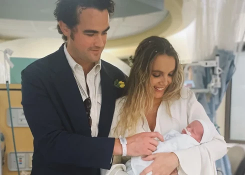 Mūziķi Isi Ferisa un Ārčijs Silvestrs dēlu nosaukuši par Lakiju jeb Laimīgo.