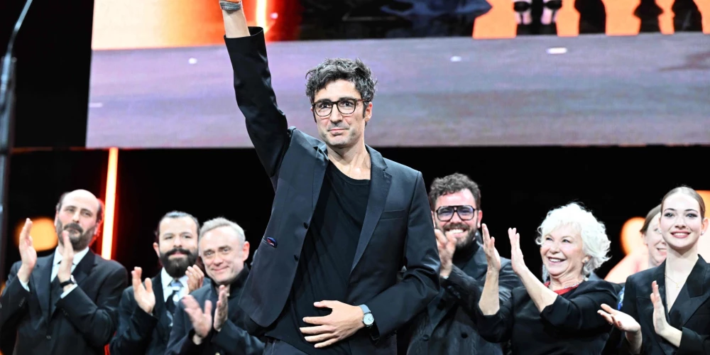 Filma “Yellow Letters”, ko režisējis Vācijā dzimušais turku izcelsmes režisors Ilkers Čataks, ir politiska ģimenes drāma.