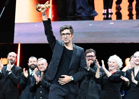 Filma “Yellow Letters”, ko režisējis Vācijā dzimušais turku izcelsmes režisors Ilkers Čataks, ir politiska ģimenes drāma.