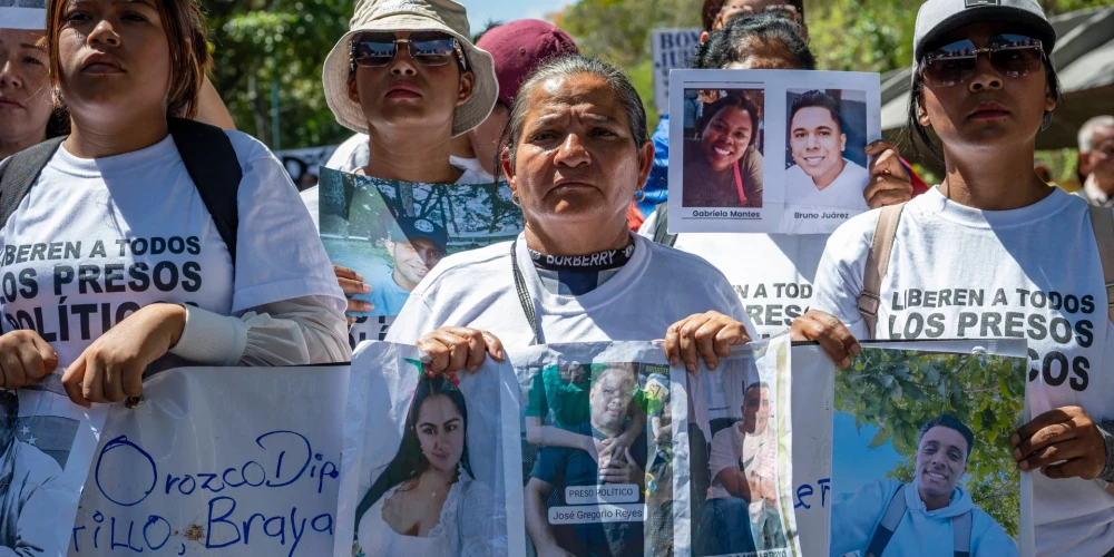  Opozīcijas pārstāvji kritizējuši amnestijas likumu, jo tas neattiecas uz tiem, kas tiesāti vai atzīti par vainīgiem militāras rīcības veicināšanā pret Venecuēlu.