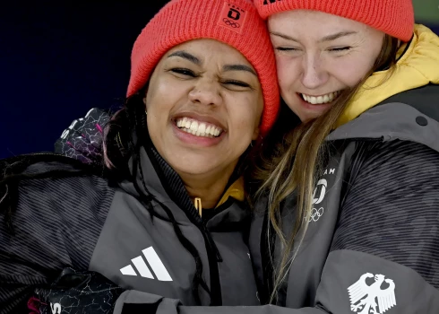 Vācijas bobsleja pilote Laura Nolte ar stūmēju Deboru Levi sestdien kļuva par olimpiskajām čempionēm bobslejā divnieku ekipāžām, atkārtojot pirms četriem gadiem iespēto.