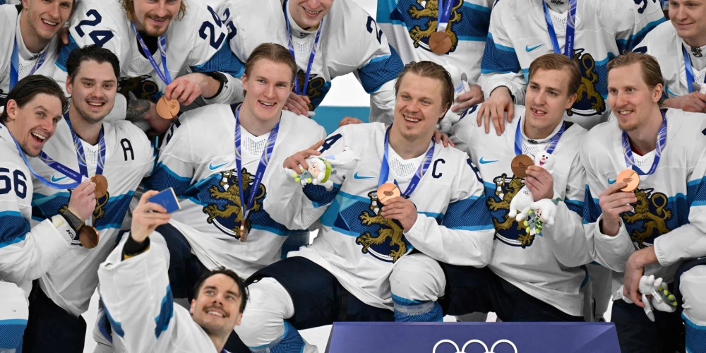 Somijas hokejisti pozē ar savām godam izcīnītajām bronzas medaļām.