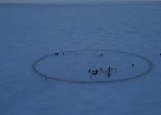 ВИДЕО: идем на рекорд - у побережья Саулкрасты из льда выпилили необычную "карусель"