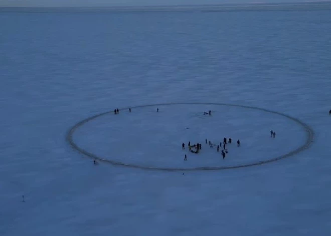 ВИДЕО: идем на рекорд - у побережья Саулкрасты из льда выпилили необычную "карусель"