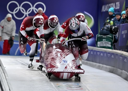 Latvijas bobsleja četrinieku ekipāža ar pilotu Jēkabu Kalendu. 