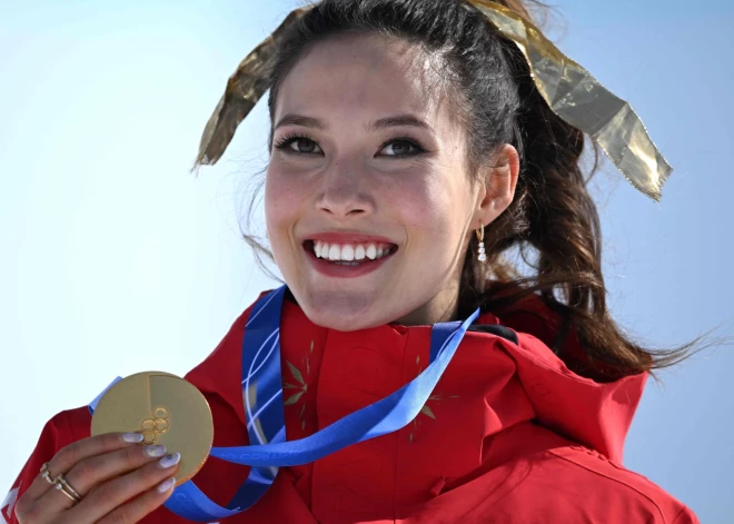 Ķīnas frīstaila slēpotāja Gu izcīna otro olimpisko titulu rampā